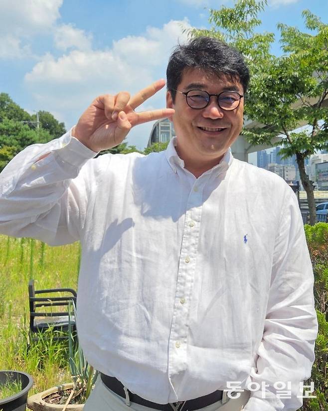 ‘모래판의 황태자’라는 별명으로 한 시대를 풍미했던 이태현 용인대 교수가 오른손으로 V자를 만들어 보이고 있다. 이헌재 기자 uni@donga.com