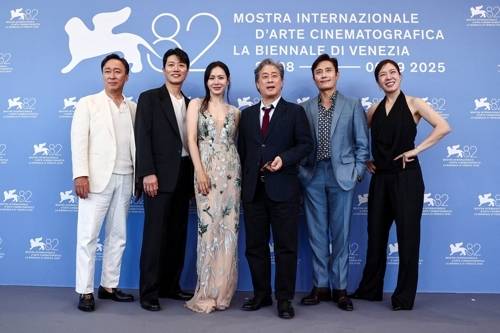 지난 29일 베네치아국제영화제 참석한 박찬욱(왼쪽 네 번째) 감독과 ‘어쩔수가없다’ 배우들. 로이터=연합뉴스.