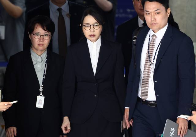 윤석열 전 대통령 부인 김건희 여사가 지난 8월12일 구속 전 피의자 심문(영장실질심사)을 마친 뒤 서울 서초구 서울중앙지법을 나서고 있다.<사진공동취재단·연합뉴스>