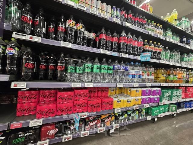 (왼쪽부터)경기도의 한 홈플러스 매장에 PB 브랜드인 심플러스 타월 제품을 담은 박스가 쌓여있다. 서울의 한 홈플러스 탄산음료 매대에 진열된 심플러스 제품과 홈플러스 의정부점 토들앤키들 매장에서 프로월드컵 제품이 진열돼 있다. [사진= 김수연기자]