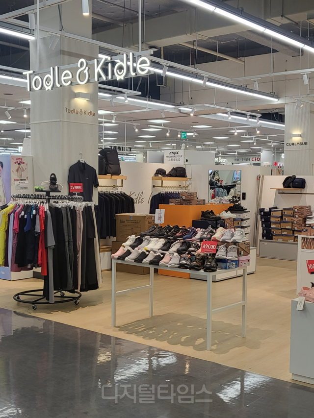 (왼쪽부터)경기도의 한 홈플러스 매장에 PB 브랜드인 심플러스 타월 제품을 담은 박스가 쌓여있다. 서울의 한 홈플러스 탄산음료 매대에 진열된 심플러스 제품과 홈플러스 의정부점 토들앤키들 매장에서 프로월드컵 제품이 진열돼 있다. [사진= 김수연기자]