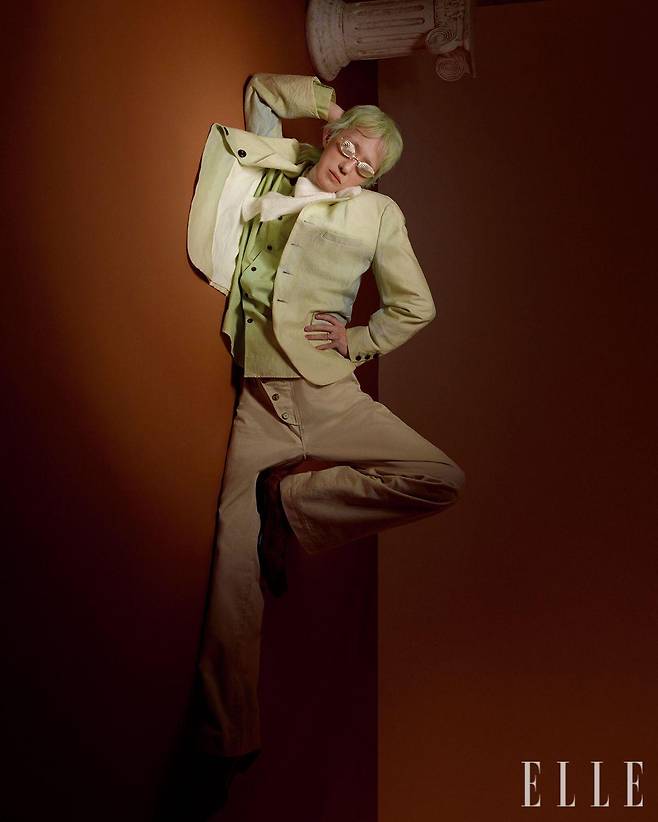 니트 타이는 Oscar Ouyang. 민트색 셔츠와 재킷은 모두 Moseori. 팬츠는 Donggyun Hong. 선글라스는 Taekh. 슈즈는 아티스트 소장품.