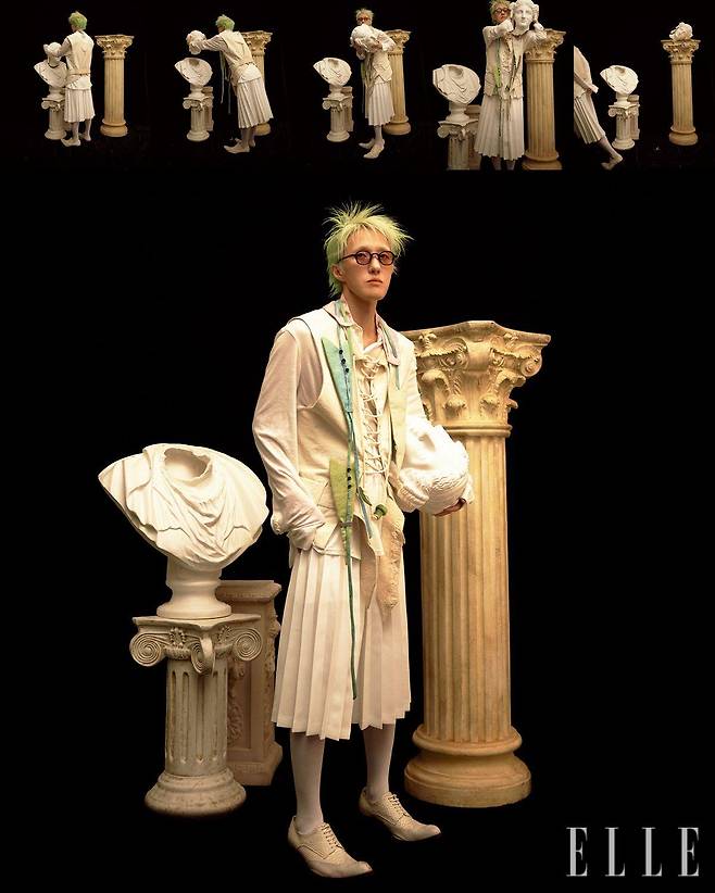 종이배 모양의 타이와 톱, 레이스업 베스트는 모두 Moseori. 주름 장식의 팬츠는 Comme Des Garçons Homme Plus. 안경은 Ginger Eyewear. 슈즈는 아티스트 소장품.