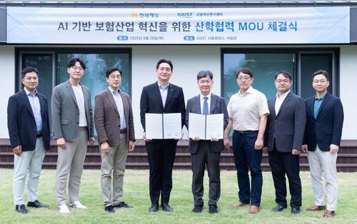28일 서울시 동대문구 카이스트 서울캠퍼스 석림관에서 (왼쪽부터) 박현우 현대해상 데이터전략파트 차장, 여창준 수석, 곽종수 부장, 김성재 디지털전략본부 상무와 강장구 카이스트 금융혁신연구센터 센터장, 김경국 경영대학 교수, 최현수 교수, 황근호 교수가 업무협약 기념촬영을 하고 있다.(사진=현대해상)