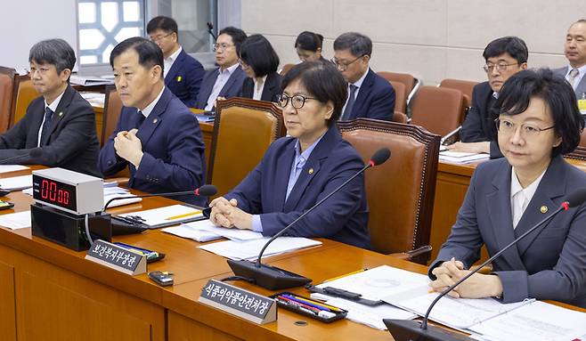정은경 보건복지부 장관이 지난 27일 국회 보건복지부 전체 회의에 출석해 의원들의 법안 심사를 지켜보고 있다. (오른쪽부터) 오유경 식약처장, 정 장관, 이형훈 복지부 2차관, 임승관 질병청장. (자료: 연합뉴스)