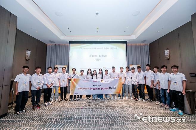 현지시간 지난 달 27일 베트남 하노이에서 열린 '이우소프트 드림IT 스쿨' 2기 발대식에서 학생들이 기념촬영했다.