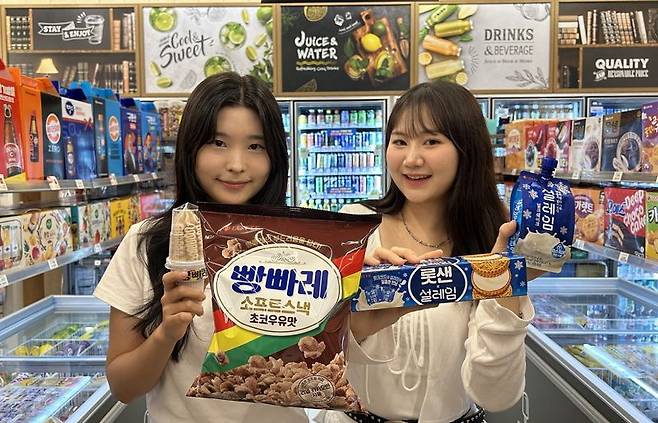 이마트24 모델이 롯데웰푸드와 협업 출시하는 상품을 들고 포즈를 취하고 있다. 이마트24 제공