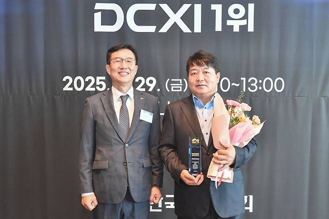 29일 열린 2025년 디지털고객경험지수(DCXI) 인증 수여식에서 한국교통안전공단(TS) 김웅영 기획본부장(사진 오른쪽)이 기념사진을 찍고 있다. TS 제공