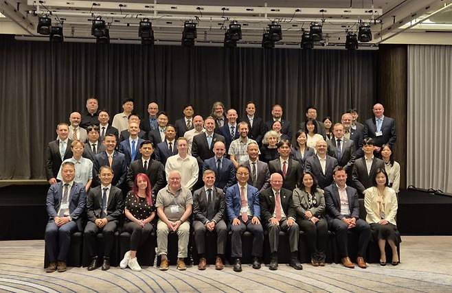 1일 오전 9시 파라다이스 호텔 부산에서 열린 국제수로기구(IHO) 주관 ‘제10차 전자해도 실무그룹 회의’ 및 ‘16차 차세대 전자해도 프로젝트 회의’에 참석한 IHO 회원국 관계자들이 함께 기념촬영하고 있다. 국립해양조사원 제공