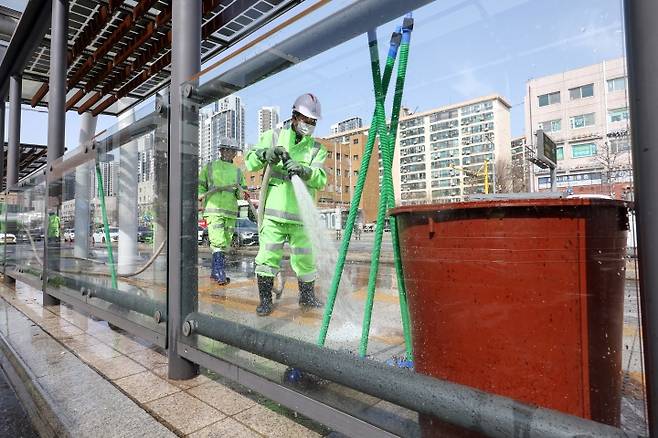 승강장에서 환경미화원들과 자원봉사자들이 봄맞이 대청소를 실시하고 있다.(ⓒ뉴스1, 무단 전재-재배포 금지)