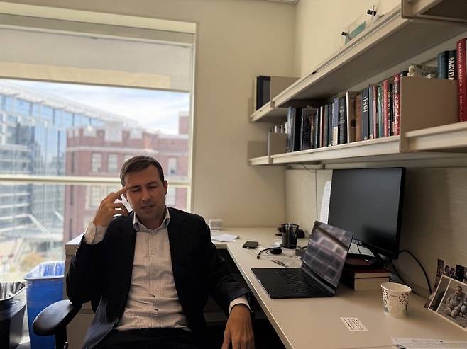 미국 해운·조선 정책 권위자인 콜린 그래보 미국 케이토연구소 무역정책센터 부소장이 28일(현지시각) 사무실에서 한겨레와 만나 한·미 조선업 협력의 도전과제를 설명하고 있다.