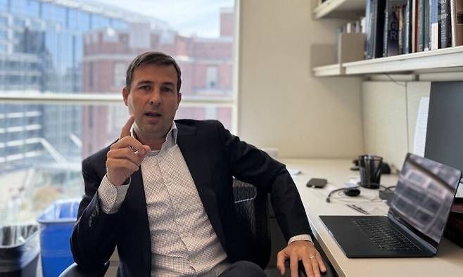 미국 해운·조선 정책 권위자인 콜린 그래보 미국 케이토연구소 무역정책센터 부소장이 28일(현지시각) 사무실에서 한겨레와 만나 한·미 조선업 협력의 도전과제를 설명하고 있다.