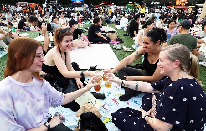 노원수제맥주축제를 즐기는 외국인 관람객들. 노원구 제공