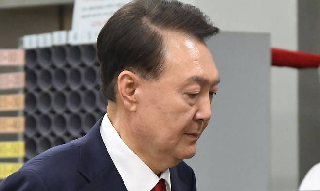 12·3 비상계엄 사태 관련 내란 혐의를 받는 윤석열 전 대통령이 9일 서울 서초구 서울중앙지방법원에서 구속 전 피의자 심문(영장실질심사)을 마치고 법원을 나서고 있다. 사진공동취재단