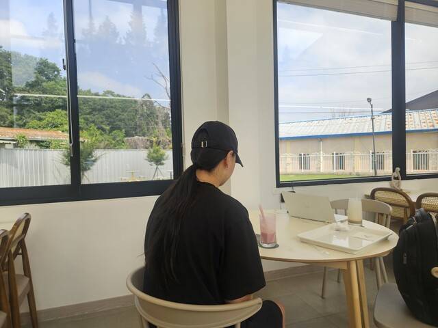 2025년 7월7일 전남 담양의 한 카페에서 한겨레21과 인터뷰하고 있는 김수연씨. 대학교까지 축구선수 생활을 했던 그는 현재 6년차 캐디다. 류석우 기자