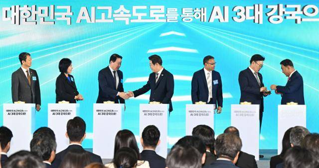 이재명(가운데) 대통령이 6월 20일 울산전시컨벤션센터에서 열린 '대한민국 AI 고속도로, 울산 AI데이터센터 출범식'에 참석해 최태원(왼쪽 세 번째) SK그룹 회장과 악수하고 있다. 왕태석 선임기자