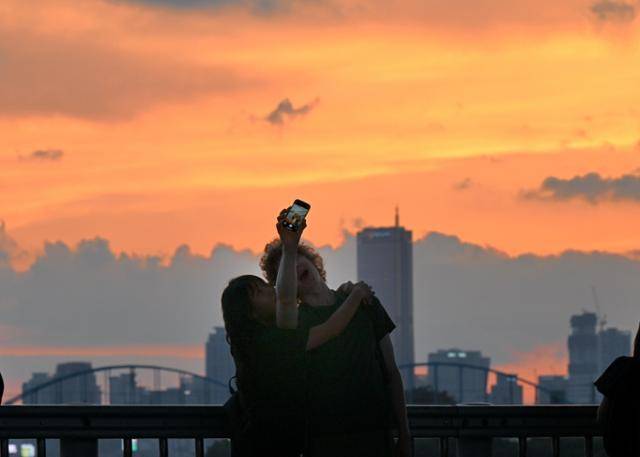 석양이 붉게 물든 하늘 아래에서 서로의 마음을 확인하는 연인들의 모습은 그 자체로 또 다른 아름다움이 된다. 왕태석 선임기자