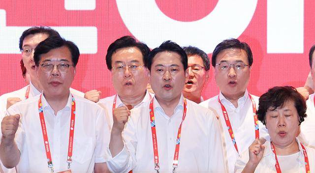장동혁(앞줄 왼쪽 두번째) 당 대표 및 송언석(앞줄 맨 왼쪽) 원내대표 등 국민의힘 의원들이 8월 29일 인천 중구 인천국제공항공사 인재개발원에서 열린 국민의힘 연찬회에 참석해 구호를 외치고 있다. 뉴스1