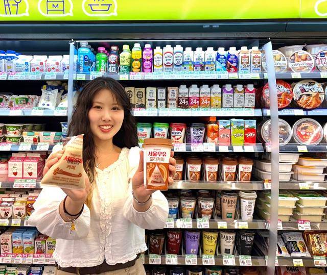 BGF리테일 관계자가 편의점 CU에서 단독으로 판매하는 서울우유의 '포리커피컵'을 들어보이고 있다. BGF리테일 제공