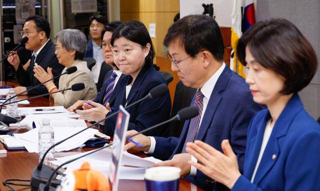 임은정(오른쪽 세 번째) 서울동부지방검찰청 검사장이 29일 서울 여의도 국회의원회관에서 열린 검찰개혁 긴급 공청회 검찰개혁의 쟁점은 무엇인가? - 국민이 바라는 검찰개혁의 속도와 방향에서 손뼉치고 있다. 오른쪽부터 박은정 조국혁신당 의원, 한동수 전 대검찰청 감찰부장, 임 검사장, 황운하 의원. 뉴스1