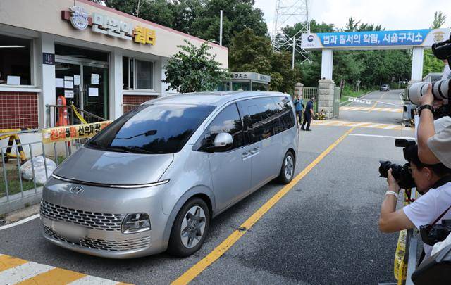윤석열 전 대통령 체포영장 재집행이 무산된 지난달 7일 김건희 특검팀 차량이 경기도 의왕시 서울구치소를 나서고 있다. 뉴스1