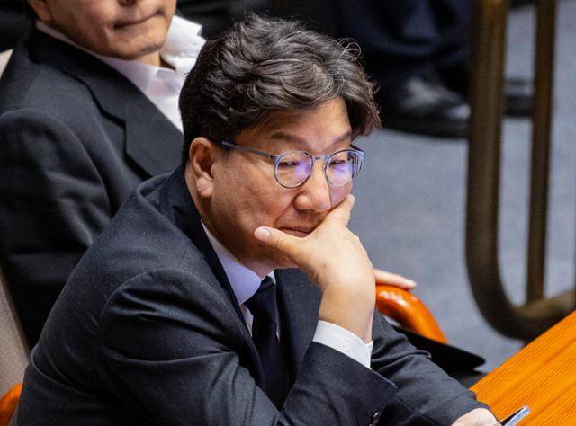 권선동 국민의힘 의원이 1일 국회에서 열린 제429회 국회 정기회 개회식에 참석해 굳은 표정으로 국회의장의 개회사를 듣고 있다. 연합뉴