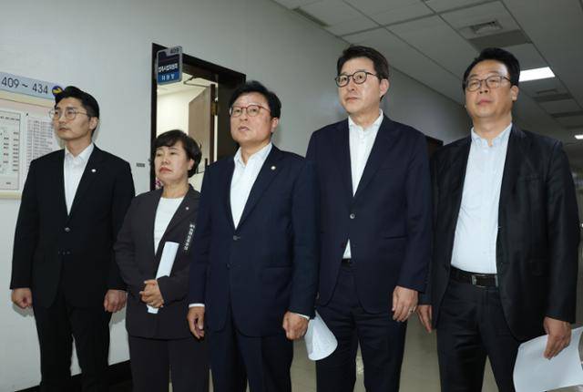 법제사법위원회 국민의힘 박형수 간사 등 의원들이 1일 서울 여의도 국회 추미애 법사위원장실 앞에서 추 위원장의 법사위 운영 관련 입장을 밝히고 있다. 뉴시스