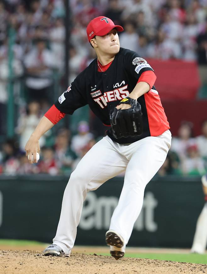 22일 오후 인천 SSG 랜더스필드에서 열린 2025 프로야구 KIA 와 SSG경기. KIA 마무리 정해영이 9회 등판 역투하고 있다. 인천=정시종 기자 capa@edaily.co.kr /2025.06.22.