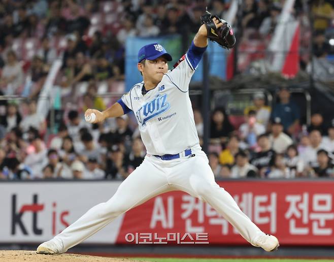 27일 오후 수원 KT위즈파크에서 열린 2025 프로야구 삼성과 KT 경기. KT 마무리 박영현이 9회 등판 역투하고 있다. 수원=정시종 기자 capa@edaily.co.kr /2025.07.27.