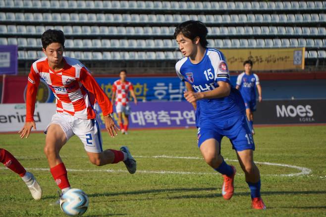 한남대와 호남대(파란 유니폼)의 제20회 1,2학년대학축구연맹전 죽죽장군기 결승전 모습. 사진=대학축구연맹