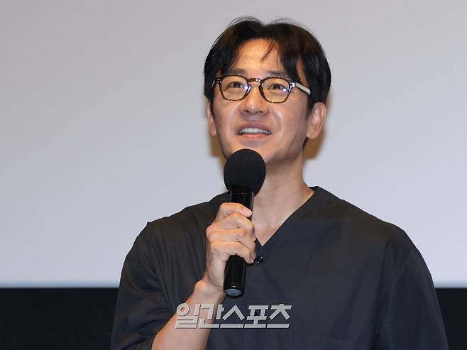 배우 엄태웅이 14일 오후 서울 강남구 메가박스 코엑스점에서 열린 영화 '마지막 숙제' 가족시사 및 무대인사에 참석해 인사말을 하고 있다. 서병수 기자 qudtn@edaily.co.kr /2025.08.14/