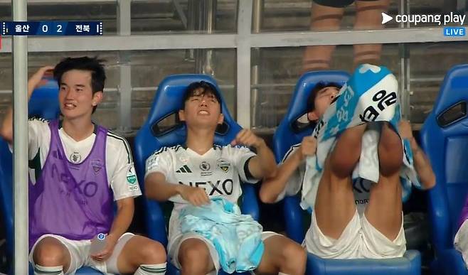 (왼쪽부터) 전북 김진규, 전진우, 송민규가 하나은행 K리그1 2025 28라운드 후반 막판 팀 응원가를 열창하는 모습. 사진=쿠팡플레이 중계 캡처