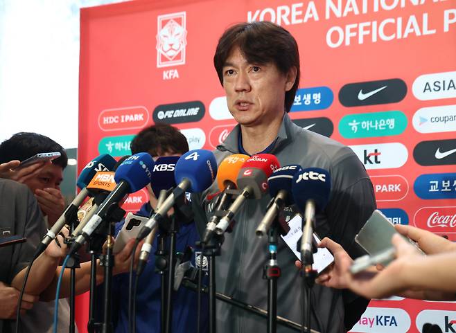 <yonhap photo-3296=""> 인터뷰하는 홍명보 감독 (영종도=연합뉴스) 윤동진 기자 = 대한민국 축구대표팀 홍명보 감독이 미국·멕시코와 평가전을 위해 1일 인천국제공항 2터미널을 통해 출국하기에 앞서 취재진과 인터뷰하고 있다. 대표팀은 미국에서 오는 7일 미국, 10일 멕시코와 평가전을 치른다. 2025.9.1 mon@yna.co.kr/2025-09-01 08:40:29/ <저작권자 ⓒ 1980-2025 ㈜연합뉴스. 무단 전재 재배포 금지, AI 학습 및 활용 금지></yonhap>
