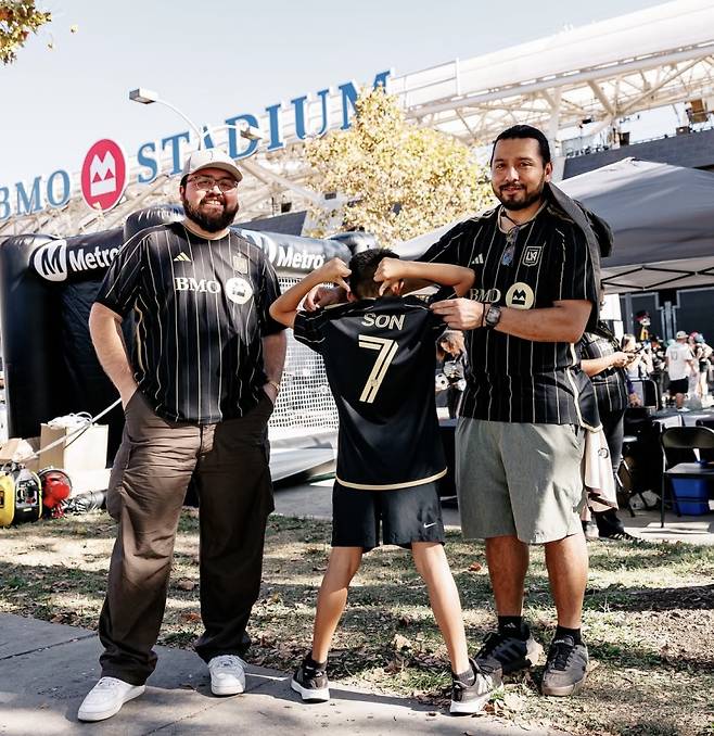 손흥민 유니폼을 입은 현지 팬들. 사진=LAFC SNS