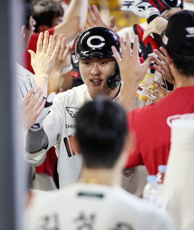 31일 인천 NC전에서 3점 홈런을 때려낸 고명준이 더그아웃에서 동료들의 축하를 받고 있다. SSG 제공