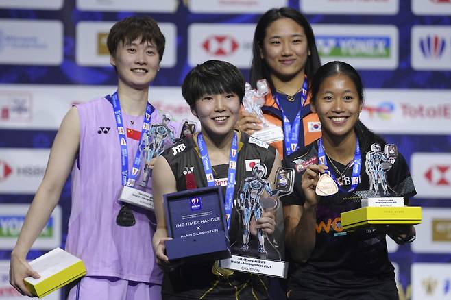 <yonhap photo-5162=""> 2025 세계배드민턴선수권에서 시상대에 오른 안세영(윗줄 오른쪽)과 천위페이(윗줄 왼쪽) 그리고 우승자 야마구치 아카네(아랫줄 왼쪽). 31, 2025 in Paris. (AP Photo/Aurelien Morissard)/2025-08-31 22:31:42/ <저작권자 ⓒ 1980-2025 ㈜연합뉴스. 무단 전재 재배포 금지, AI 학습 및 활용 금지></yonhap>