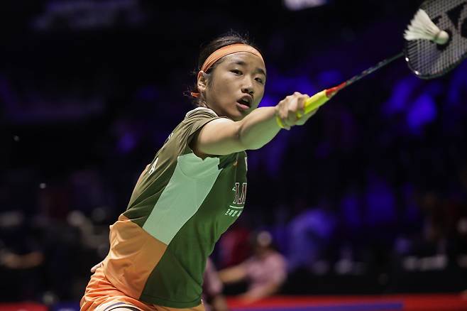 <yonhap photo-0214=""> epa12327497 Se Young An of South Korea in action during her women?s single match against Yvonne Li of Germany at the BWF World Championship in Paris, France, 27 August 2025. EPA/CHRISTOPHE PETIT TESSON/2025-08-28 03:10:19/ <저작권자 ⓒ 1980-2025 ㈜연합뉴스. 무단 전재 재배포 금지, AI 학습 및 활용 금지></yonhap>