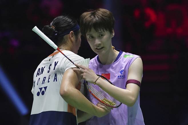 <yonhap photo-4407=""> Chen Yu Fei, of China, and An Se Young, of South Korea, embrace each other at the end of their Women's Singles semifinal match of the Badminton World Championships, Saturday, Aug. 30, 2025 in Paris. (AP Photo/Aurelien Morissard)/2025-08-30 22:47:19/ <저작권자 ⓒ 1980-2025 ㈜연합뉴스. 무단 전재 재배포 금지, AI 학습 및 활용 금지></yonhap>