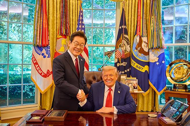 이재명 대통령이 지난달 25일(현지시간) 미국 워싱턴DC 백악관 오벌오피스에서 열린 한미 정상회담 뒤 도널드 트럼프 미국 대통령과 악수하며 미소짓고 있다. 2025.8.26 [공동취재] [사진=연합뉴스]