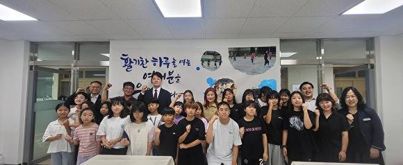 1일 충주중앙탑초등학교에서 열린 아침 간편식 개시식 참석자들이 성공적인 사업을 결의하며 기념 촬영을 하고 있다.  [사진=충주교육지원청]