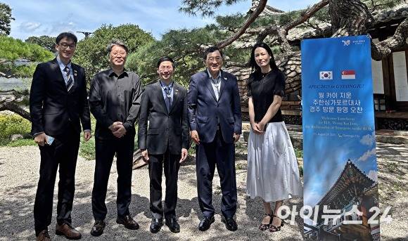 지난달 29일 주낙영 경주시장(오른쪽 두번째), 웡 카이 지운(Wong Kai Jiun) 주한싱가포르대사가 경주에서 열린 오찬 간담회 후 기념촬영을 하고 있다. [사진=경주시청]