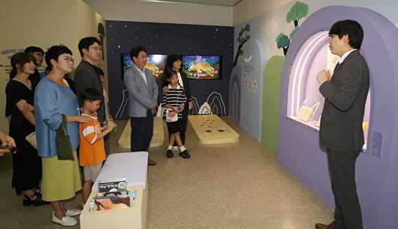 1일 청주고인쇄박물관의 특별전 ‘옛날 옛적에: 옛이야기 속의 삶의 지혜’ 개막식 참석자들이 전시 작품에 대한 설명을 듣고 있다. [사진=청주시]