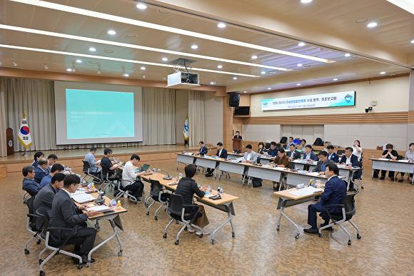 지난 27일 전남 여수시에서 개최된 2035 여수시 관광종합발전계획 수립 용역 최종보고회에서 관계자들이 종합계획 관련해 이야기를 나누고 있다. [사진=여수시]