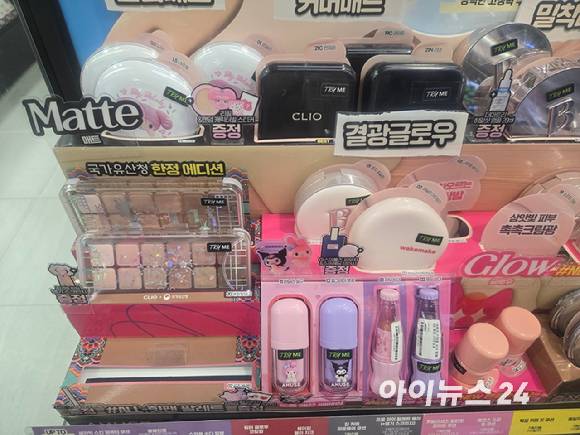 올리브영에 진열된 캐릭터 협업 케이스. 클리오가 국가유산청과 진행한 프로 아이팔레트 '로즈커넥트0'는 품절됐다. [사진=박은경 기자]