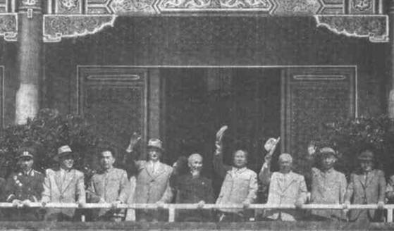 지난 1959년 중국 건국 10주년 기념열병식 당시 왼쪽부터 린뱌오 국방부장, 김일성 북한 주석, 저우언라이 총리, 미하일 수슬로프 소련 외무위원장, 호찌민 베트남 공산당 총서기, 마오쩌둥, 니키타 흐루쇼프 소련공산당 서기장, 류사오치 국가주석, 안토닌 노보트니 체코 대통령이 천안문 성루에서 군대의 행진을 지켜보고 있다. 김정은 북한 국무위원장은 오는 3일 북한 최고 지도자로는 66년만에 천안문에 올라 열병식을 지켜볼 예정이다. 바이두 캡처