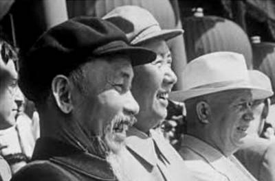 북한 최고지도자가 천안문 열병식에 마지막으로 참석한 지난 1959년 중국 건국 10주년 기념열병식에 호찌민(왼쪽) 베트남 국가주석 마오쩌둥(가운데) 중국공산당 주석, 니키타 흐루쇼프(오른쪽) 소련공산당 서기장이 군대 사열을 지켜보고 있다. 바이두 캡처