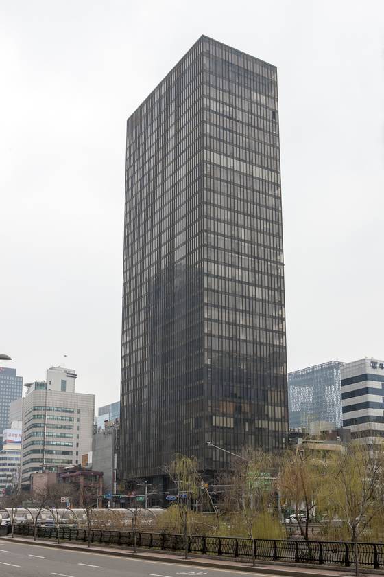 1970년도 완공한 삼일빌딩은 지하 2층, 지상 31층 총 114m 규모로 당시 동양 최대 고층 빌딩으로 화제를 모았다. 청계천 일대 스카이라인을 대표하는 삼일빌딩.