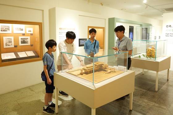 유기적인 곡선과 한국적인 미를 건축물에 잘 활용한 김중업 건축가의 제주대 본관 조형물을 살피는 소중 학생기자단.