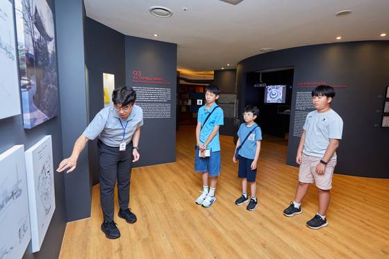 김중업 건축가의 건축 특징을 담은 전시물을 소중 학생기자단에게 설명하는 오동건 주임(왼쪽).