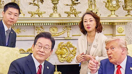 이재명 대통령과 도널드 트럼프 미국 대통령이 25일(현지시간) 미국 워싱턴DC 백악관에서 정상회담을 가졌다. 윗줄 왼쪽은 이 대통령의 통역을 담당한 조영민 대통령실 행정관, 오른쪽은 트럼프 통역을 담당한 이연향 미(美) 국무부 통역국장. 김현동 기자